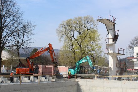 Wyburzanie wieży na basenie